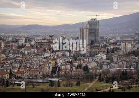 Weitwinkel- und Hochwinkelansicht des Zentrums von Sofia mit Straße, Häusern und Bäumen, Bulgarien Stockfoto