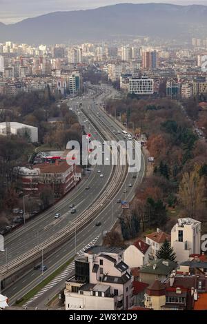 Vertikale Weitwinkel- und Hochwinkelansicht des Zentrums von Sofia mit Straße, Häusern und Bäumen, Bulgarien Stockfoto