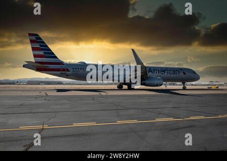 Der American Airlines Airbus A321-231 fährt zur aktiven Start- und Landebahn am Tucson International Airport in Arizona Stockfoto