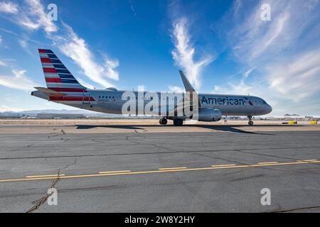 Der American Airlines Airbus A321-231 fährt zur aktiven Start- und Landebahn am Tucson International Airport in Arizona Stockfoto