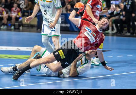 Berlin, Deutschland. Dezember 2023. Handball: Bundesliga, Füchse Berlin - SC DHfK Leipzig, Spieltag 19, Max-Schmeling-Halle. Der Berliner Max Darj wirft den Ball auf das Tor. Darlegung: Andreas Gora/dpa/Alamy Live News Stockfoto