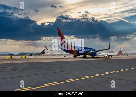 Die südwestliche Boeing 737 hinter einer American Airlines Eagle CRJ fährt hinter einer Boeing 767 zur aktiven Start- und Landebahn am Tucson International Airport in Arizona Stockfoto