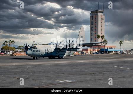 Die C130 der US Navy fährt am Control Tower am Tucson International Airport in Arizona vorbei Stockfoto