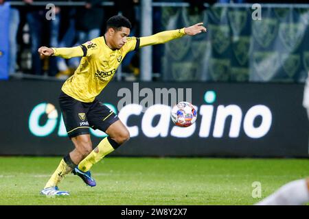 Venlo, Niederlande. Dezember 2023. VENLO, NIEDERLANDE - 22. DEZEMBER: Dylan Timber von VVV-Venlo spielt mit dem Ball während des niederländischen Keuken Kampioen Divisie-Spiels zwischen VVV-Venlo und SC Telstar im Covebo Stadion - de Koel am 22. Dezember 2023 in Venlo, Niederlande. (Foto: Broer van den Boom/Orange Pictures) Credit: Orange Pics BV/Alamy Live News Stockfoto