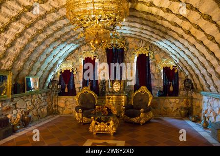 Ein opulent eingerichtetes Zimmer mit Thronstühlen unter einer gewölbten Steindecke und einem großen Kronleuchter, Schloss Rawadinovo, Ravadinovo, Sosopol, Sozopol Stockfoto