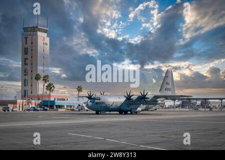 Die C130 der US Navy fährt am Control Tower am Tucson International Airport in Arizona vorbei Stockfoto