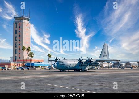 Die C130 der US Navy fährt am Control Tower am Tucson International Airport in Arizona vorbei Stockfoto