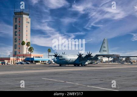 Die C130 der US Navy fährt am Control Tower am Tucson International Airport in Arizona vorbei Stockfoto