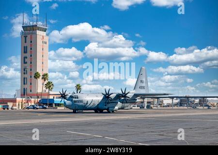 Die C130 der US Navy fährt am Control Tower am Tucson International Airport in Arizona vorbei Stockfoto