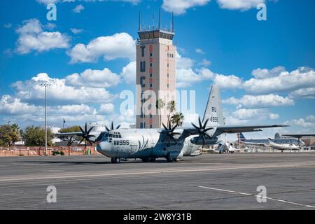 Die C130 der US Navy fährt am Control Tower am Tucson International Airport in Arizona vorbei Stockfoto