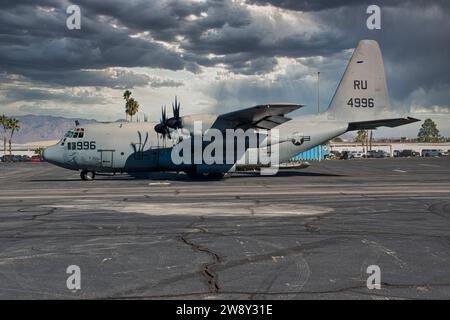 Die C130 der US Navy fährt am Control Tower am Tucson International Airport in Arizona vorbei Stockfoto