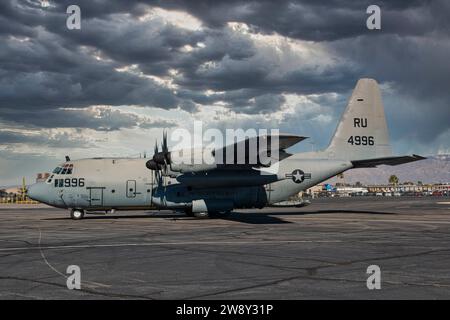 Die C130 der US Navy fährt am Control Tower am Tucson International Airport in Arizona vorbei Stockfoto