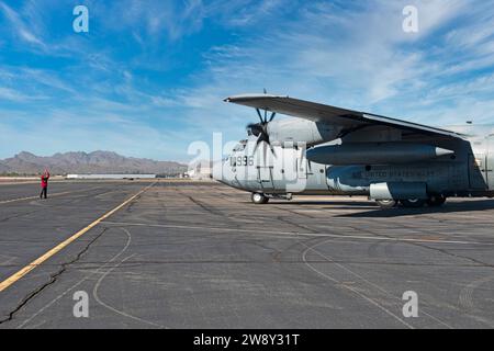 Die C130 der US Navy fährt am Control Tower am Tucson International Airport in Arizona vorbei Stockfoto