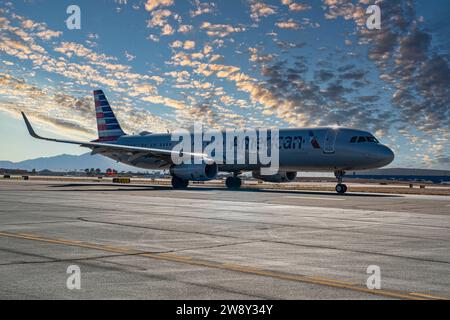 Der American Airlines Airbus A321-231 fährt zur aktiven Start- und Landebahn am Tucson International Airport in Arizona Stockfoto
