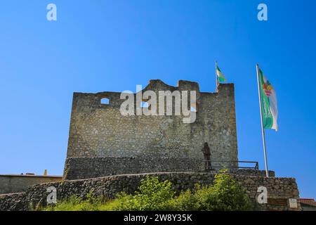 Schloss Derneck, mittelalterliche Burgruine, Fahnen mit Schriftzug des Schwäbischen Albenvereins, Degeneck, Schildmauer Burg in Sporenposition von der Stockfoto