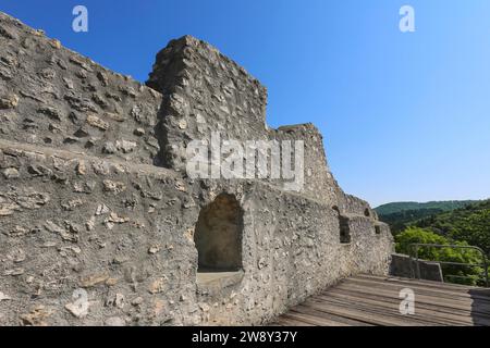 Schloss Derneck, mittelalterliche Burgruine, Holzboden, Mauerwerk, Stein, blauer Himmel, Degeneck, Schildmauer Burg in Sporenposition aus dem 14. Jahrhundert Stockfoto