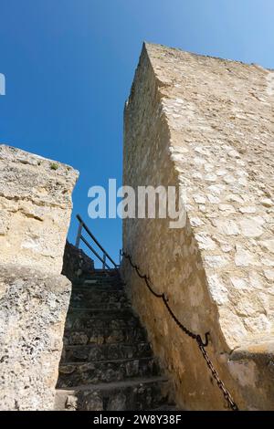 Derneck Castle, mittelalterliche Burgruine, Treppe, Kette als Geländer, Mauerwerk, Stein, blauer Himmel, Degeneck, Schildmauer Burg in Sporenposition von der Stockfoto