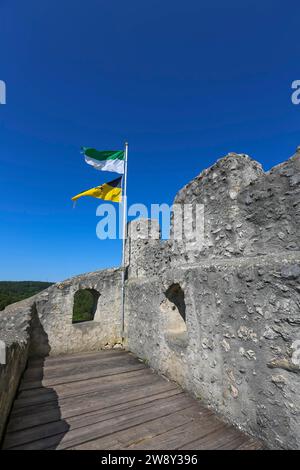 Derneck Castle, mittelalterliche Burgruine, Holzboden, Mauerwerk, Stein, blauer Himmel, Degeneck, Flaggen, Schildmauer Schloss in Sporenposition vom 14 Stockfoto