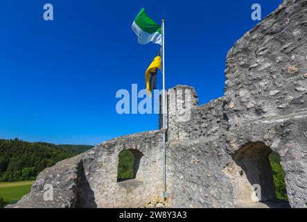 Schloss Derneck, mittelalterliche Burgruine, Mauerwerk, Stein, blauer Himmel, Degeneck, Flaggen, Schildmauerburg in Sporenposition aus dem 14. Jahrhundert Stockfoto