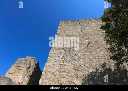 Schloss Derneck, mittelalterliche Burgruine, Mauerwerk, Stein, blauer Himmel, Degeneck, Schildmauerburg in Sporenlage aus dem 14. Jahrhundert, Muenzdorf- Stockfoto