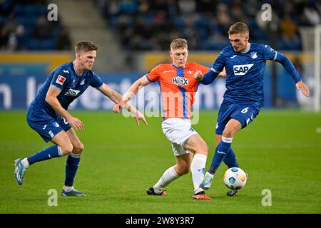 Duel Clemens Riedel SV Darmstadt 98 (38) (Mitte) Marius Büelter TSG 1899 Hoffenheim (21) (links) Grischa Proemel TSG 1899 Hoffenheim (06) (rechts) Stockfoto