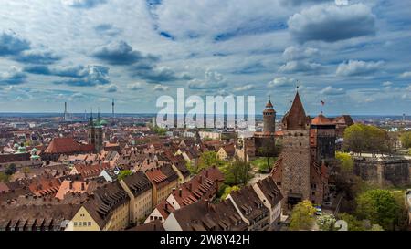 Lutfaufnahme von Nürnberg mit Blick über die Kaiserburg Luftaufnahme von Nürnberg aus östlicher Richtung in Richtung Kaiserburg und Altstadt. *** Aus der Vogelperspektive Nürnberg mit Blick über die Kaiserburg aus der Vogelperspektive Nürnberg von Osten in Richtung Kaiserburg und Altstadt 20220421 0990-HDR-2-Bearbeitet Stockfoto