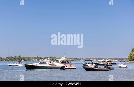 Zahlreiche Boote und Yachten ankerten vor der Küste am Sonnenuntergangsstrand Stockfoto