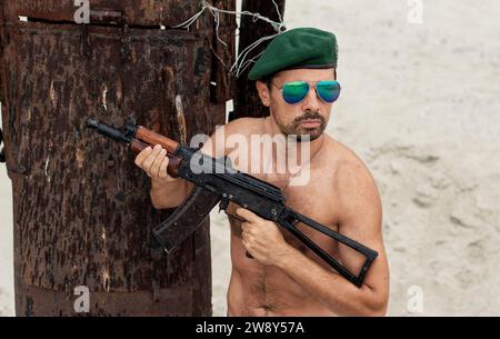 Ein Mann mit einer Waffe in einem militärischen Konflikt Stockfoto