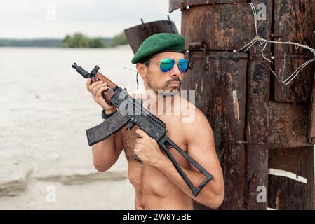 Ein Mann mit einer Waffe in einem militärischen Konflikt Stockfoto