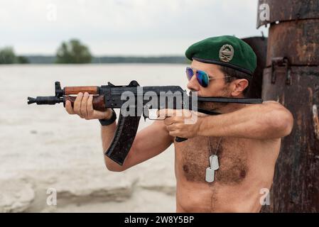 Ein Mann mit einer Waffe in einem militärischen Konflikt Stockfoto