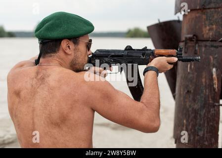 Ein Mann mit einer Waffe in einem militärischen Konflikt Stockfoto