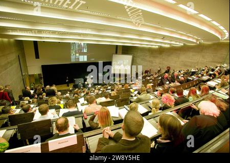 Das neue Hörsaalzentrum der Technischen Universität Dresden (1998) ist außergewöhnlich bunt. Entworfen von Michael Fisherman-Art, ist es Stockfoto