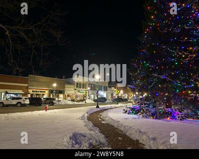 Hudson, eine kleine Stadt im Nordosten von Ohio mit einer malerischen Innenstadt, wird zu Weihnachten mit Lichtern auf Bäumen und einem frischen Schnee beleuchtet. Stockfoto