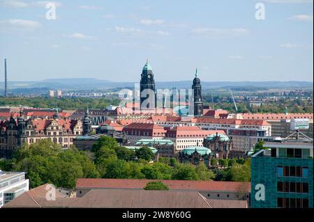 Blick auf Dresdens historisches Stadtzentrum mit Reidenzschloss, Zwinger, Taschenbergpalais, Rathaus und Kreuzkirche. Im Vordergrund das Haus der Stockfoto