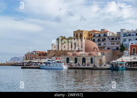 Ein Bild der Kucuk Hasan Moschee im alten venezianischen Hafen von Chania. Stockfoto