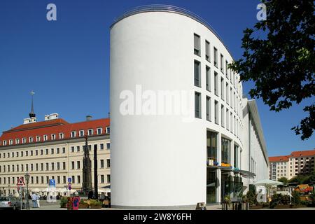 Das Haus am Zwinger wurde als moderner Neubau auf einem Teil der Sophiakirche errichtet Stockfoto