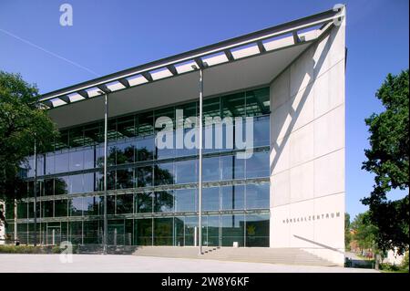 Das neue Hörsaalzentrum der Technischen Universität Dresden (1998) ist außergewöhnlich bunt. Entworfen von Michael Fisherman-Art, ist es Stockfoto