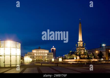Der Augustusplatz befindet sich am Ende der Grimmaischen Straße in Leipzig. Sie ist ca. 40, 000 mÂ² groß und wird vom Opernhaus umgeben Stockfoto