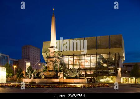 Der Augustusplatz befindet sich am Ende der Grimmaischen Straße in Leipzig. Sie ist ca. 40, 000 mÂ² groß und wird vom Opernhaus umgeben Stockfoto