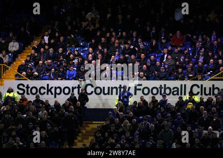 Allgemeine Ansicht der Fans in den Tribünen während des Spiels der Sky Bet League Two im Edgeley Park, Stockport. Bilddatum: Freitag, 22. Dezember 2023. Stockfoto