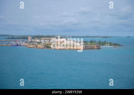 Das National Museum of Bermuda aus der Vogelperspektive mit dem Commissioner's House und der Stadtmauer auf der ehemaligen Royal Naval Dockyard in Sandy Parish, Bermuda. Stockfoto