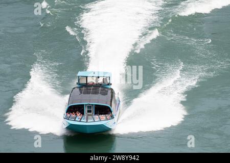 NIAGARAFÄLLE, ONTARIO, KANADA - MAI 22/2023 - Ein Jet-Boot von Whirlpool Jet Boat Tours in Richtung Niagarafälle am unteren Niagara River auf Ma Stockfoto