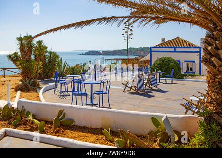 Die Küste der Algarve im Süden Portugals bei Portimao Stockfoto