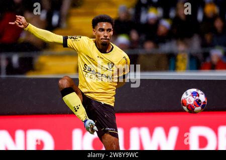 Venlo, Niederlande. Dezember 2023. VENLO, NIEDERLANDE - 22. DEZEMBER: Robin Lathouwers von VVV-Venlo tritt am 22. DEZEMBER 2023 im Covebo Stadion - de Koel in Venlo, Niederlande, beim niederländischen Keuken Kampioen Divisie-Spiel zwischen VVV-Venlo und SC Telstar den Ball. (Foto: Broer van den Boom/Orange Pictures) Credit: Orange Pics BV/Alamy Live News Stockfoto