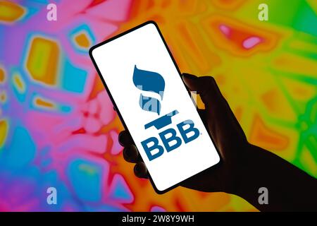 In dieser Abbildung wird das Logo des Better Business Bureau (BBB) auf einem Smartphone-Bildschirm angezeigt Stockfoto