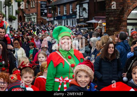 Lymm-Dickensientag 2023. Menschen in dickensischer Tracht; Stände auf den Straßen; Straßenunterhaltung; große Parade Stockfoto