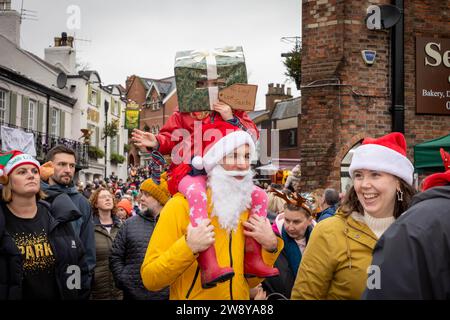 Lymm-Dickensientag 2023. Menschen in dickensischer Tracht; Stände auf den Straßen; Straßenunterhaltung; große Parade Stockfoto