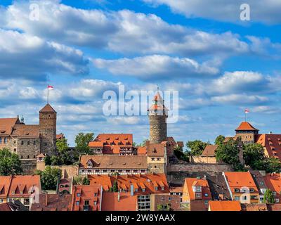 Nürnbergs Kaiserburg frontal auf gleicher Höhe, links der Heldenturm, in der Mitte der Sinwellturm und rechts der Fünfeckturm. Eine Hauptattraktion Nürnbergs, da sie unteranderem den Touristen und Einheimischen einen tollen Überblick von der Aussichtsplattform über die gesamte Nürnberger Altstadt bietet. *** Nürnberger Reichsburg frontal auf gleicher Höhe, der Heldenturm links, der Sinwell-Turm in der Mitte und der Fünfeckturm rechts, Eine Hauptattraktion Nürnbergs, da es Touristen und Einheimischen von der Aussichtsplattform aus einen tollen Blick auf die gesamte Altstadt von Nürnberg bietet Stockfoto