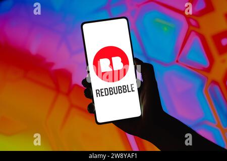 Brasilien. Dezember 2023. In dieser Abbildung wird das RedBubble-Logo auf einem Smartphone-Bildschirm angezeigt. (Foto von Rafael Henrique/SOPA Images/SIPA USA) *** ausschließlich für redaktionelle Nachrichten *** Credit: SIPA USA/Alamy Live News Stockfoto