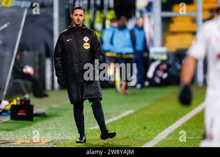 Venlo, Niederlande. Dezember 2023. VENLO, NIEDERLANDE - 22. DEZEMBER: Der 4. Offizielle Haico Michielsen sieht beim niederländischen Keuken Kampioen Divisie Spiel zwischen VVV-Venlo und SC Telstar im Covebo Stadion - de Koel am 22. Dezember 2023 in Venlo, Niederlande, an. (Foto: Broer van den Boom/Orange Pictures) Credit: Orange Pics BV/Alamy Live News Stockfoto